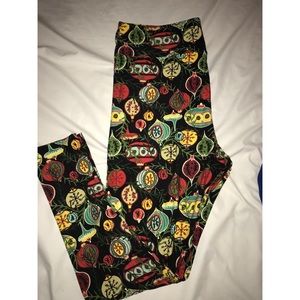 BLACK BACKGROUND Lularoe TC2 Leggings